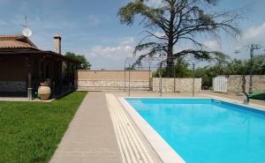 Bazén v ubytování Divino B&B Relax and Wellness nebo v jeho okolí