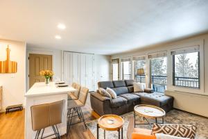 una sala de estar con un sofá y una mesa en Walkable Luxury Condo at Bends 7th Mtn Resort, en Bend