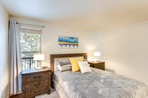 Un dormitorio con una cama con dos lámparas y una ventana. en Walkable Luxury Condo at Bends 7th Mtn Resort, en Bend 35 fotos más