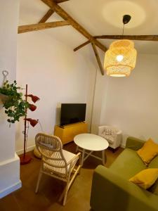 a living room with a green couch and a table at Casa Rural La Yeguada in Malcocinado