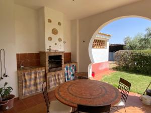 a patio with a table and chairs and an outdoor kitchen at Casa Santa María by CasaTuristica in Ronda