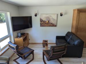 TV a/nebo společenská místnost v ubytování Bugling Elk Bungalow