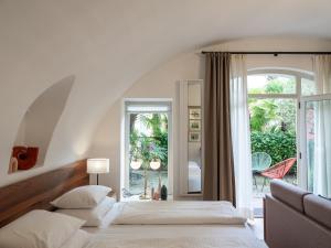 Letto o letti in una camera di Romantik Hotel Jagdhof