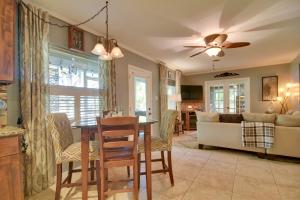 Χώρος καθιστικού στο Riverfront Getaway with Hot Tub and Game Room!