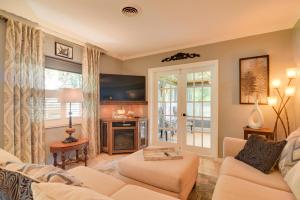 Χώρος καθιστικού στο Riverfront Getaway with Hot Tub and Game Room!