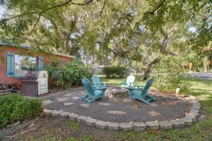 Сад в Riverfront Getaway with Hot Tub and Game Room!