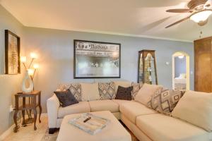 Гостиная зона в Riverfront Getaway with Hot Tub and Game Room!