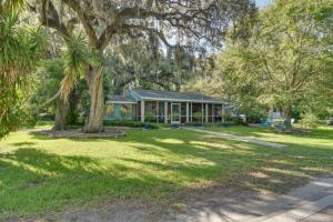 Κήπος έξω από το Riverfront Getaway with Hot Tub and Game Room!