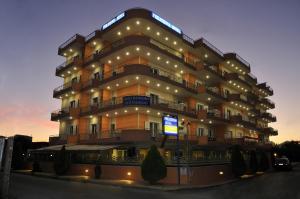een groot gebouw met lichten erop bij Philoxenia Hotel in Lefkandi Chalkidas