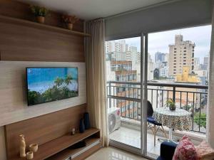 a living room with a balcony with a view of the city at LK1005 Espaçoso Apartamento Com Vista da Vibrante Rua Augusta in Sao Paulo