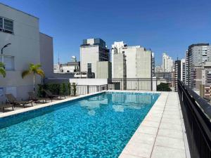 a swimming pool on the roof of a building at LK1005 Espaçoso Apartamento Com Vista da Vibrante Rua Augusta in Sao Paulo