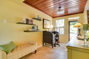 Гостиная зона в Riverfront Getaway with Hot Tub and Game Room!
