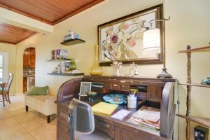 Гостиная зона в Riverfront Getaway with Hot Tub and Game Room!