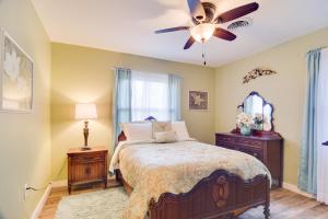 Кровать или кровати в номере Riverfront Getaway with Hot Tub and Game Room!