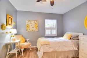 Кровать или кровати в номере Riverfront Getaway with Hot Tub and Game Room!