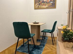 2 sillas sentadas junto a una mesa en una habitación en Piano Apartment in Halle Center - Netflix - Free WiFi 1, en Halle an der Saale