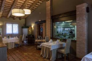 Reštaurácia alebo iné gastronomické zariadenie v ubytovaní Hotel Villa Retiro