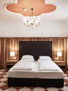 Letto o letti in una camera di Romantik Hotel Jagdhof