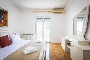 Un pat sau paturi într-o cameră la Rosi Apartment