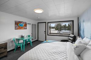 una camera da letto con un letto, un tavolo e una finestra di Lazy Duck Inn a West Yellowstone