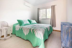 Postel nebo postele na pokoji v ubytování Bungalow Koa avec accès plage privée