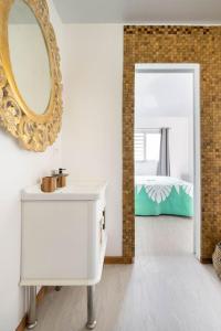 Postel nebo postele na pokoji v ubytování Bungalow Koa avec accès plage privée
