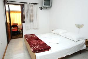 Ένα ή περισσότερα κρεβάτια σε δωμάτιο στο Apartments and rooms with WiFi Podaca, Makarska - 2613
