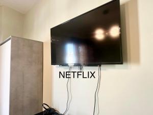 TV a/nebo společenská místnost v ubytování Μοντέρνο μεγάλο διαμέρισμα με δωρεάν parking, κατοικίδια κοντά στην Ακρόπολη