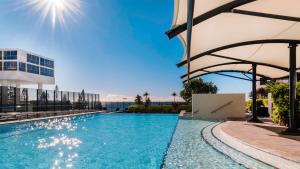 Bazén v ubytování Oracle Beachfront Apartments Broadbeach nebo v jeho okolí