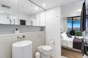 Koupelna v ubytování Oracle Beachfront Apartments Broadbeach