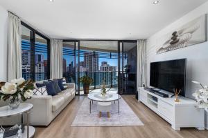 TV a/nebo společenská místnost v ubytování Oracle Beachfront Apartments Broadbeach