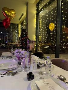 ein Tisch mit Brille und ein Weihnachtsbaum in einem Zimmer in der Unterkunft KanyonVadi Otel SAFRANBOLU-KARABÜK in Safranbolu