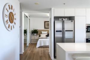 Kuchyň nebo kuchyňský kout v ubytování Oracle Beachfront Apartments Broadbeach