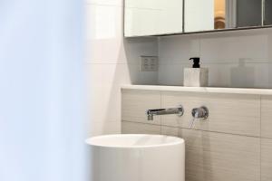 Koupelna v ubytování Oracle Beachfront Apartments Broadbeach