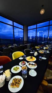 ein langer Tisch mit Tellern voller Essen darauf in der Unterkunft KanyonVadi Otel SAFRANBOLU-KARABÜK in Safranbolu