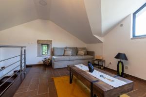 a living room with a couch and a table at Casas do Gato in Valezim