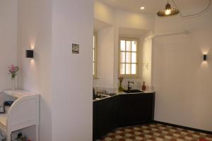bagno con lavandino e bancone di Guest House Interno4 a Roma