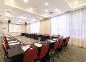 a conference room with a long table and chairs at Flat 702 Suite Patio Paulista - Bela Vista in Sao Paulo