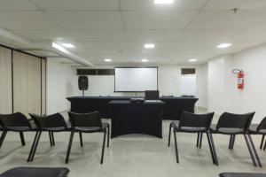 Konferenční prostory v ubytování Hotel Ritz Suítes | Flat632 | Quarto com Vista mar
