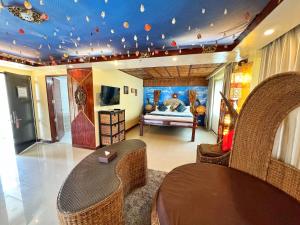 TV a/nebo společenská místnost v ubytování Golden Phoenix Hotel Boracay