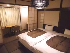 Rúm í herbergi á 桜 River Side Stay下呂温泉