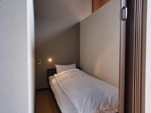 Rúm í herbergi á 桜 River Side Stay下呂温泉