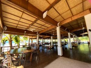 - un coin repas extérieur avec des tables et des chaises dans l'établissement EL RIO Y MAR RESORT, à Coron