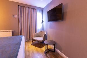 Uma TV ou centro de entretenimento em Alto Andino Hotel