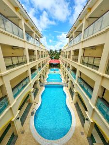 Bazén v ubytování Golden Phoenix Hotel Boracay nebo v jeho okolí
