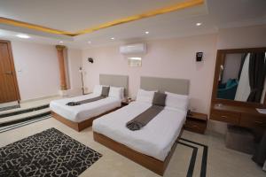 Ein Bett oder Betten in einem Zimmer der Unterkunft Aziz Egypt Pyramids View