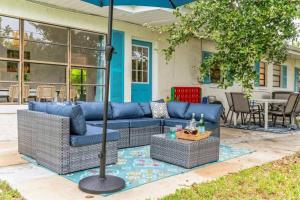 Posezení v ubytování Beach House in Cocoa Beach - Steps to Beach - Game room - Backyard with Grill - Playground