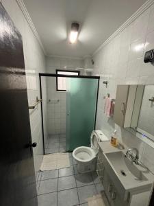 Un baño con ducha, inodoro y lavabo. en Ap Canto do Forte com Wi-Fi, TV e varanda, en Praia Grande 19 fotos más
