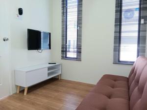 Zulanie's The Pool Cottage near D'Aur Beach, Melawi, Bachok的电视和/或娱乐中心