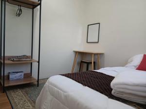 Zulanie's The Pool Cottage near D'Aur Beach, Melawi, Bachok客房内的一张或多张床位